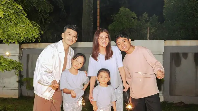 8 Gaya Seleb Rayakan Tahun Baru 2024 Bersama Keluarga, Ashanty, Aurel Hermansyah, hingga Bunga Citra Lestari
