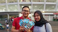 Fans tim nasional Indonesia, Nadhio Andromeda, datang bersama istri untuk menonton pertandingan timnas Indonesia melawan Filipina di Stadion Utama Gelora Bung Karno, Jakarta, Minggu (25/11/2018). (Bola.com/Zulfirdaus Harahap)