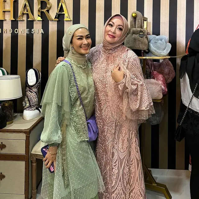 Potret Iis Dahlia dan Angelina Sondakh (Sumber: Instagram/@angelinasondakh09)