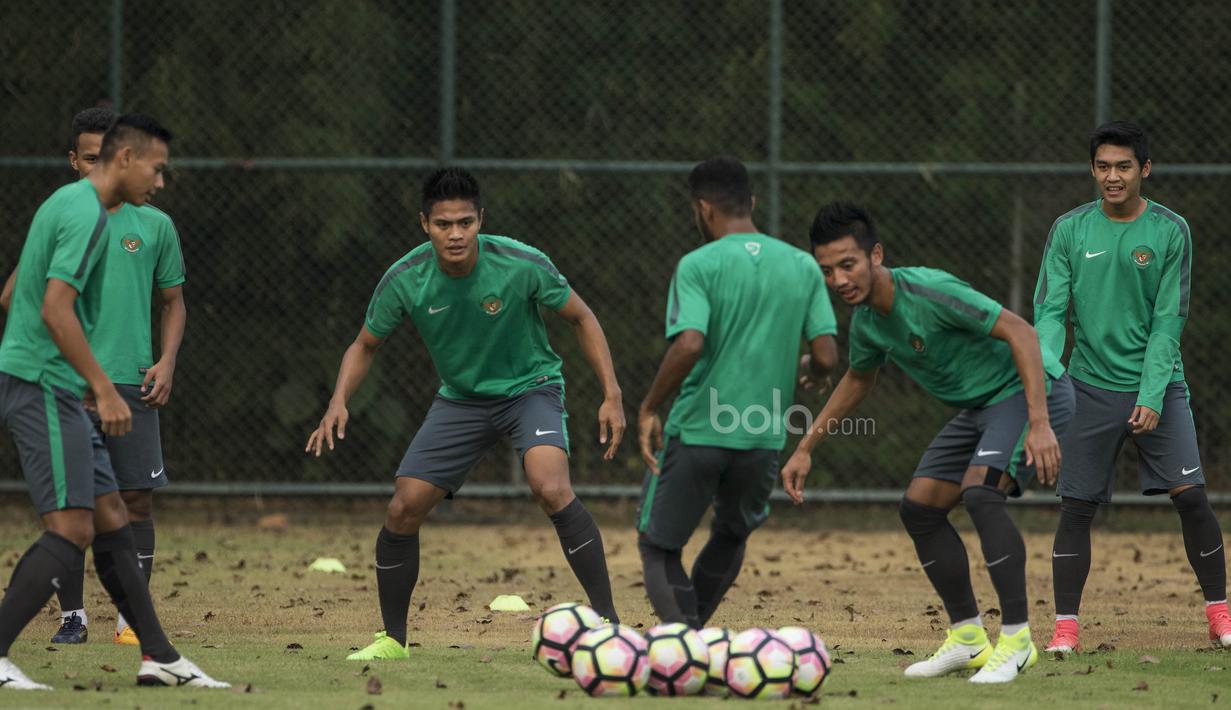 Bek Timnas Indonesia, Fachrudin Aryanto, bersama rekan-rekannya berlatih di Lapangan SPH Karawaci, Banten, Sabtu (10/6/2017). Latihan ini merupakan persiapan jelang laga persahabatan melawan Puerto Rico. (Bola.com/Vitalis Yogi Trisna)
