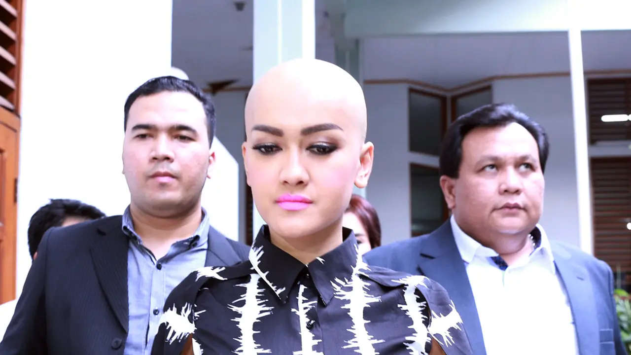 Julia Perez dan kuasa hukum