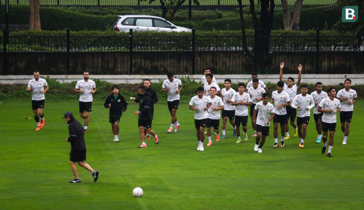 Pelatih dan pemain Timnas Indonesia melakukan pemanasan saat latihan untuk persiapan menjelang laga leg pertama semifinal Piala AFF 2022 menghadapi Vietnam di Lapangan A, Kompleks Gelora Bung Karno, Jakarta, Rabu (04/01/2023). (Bola.com/Bagaskara Lazuardi)