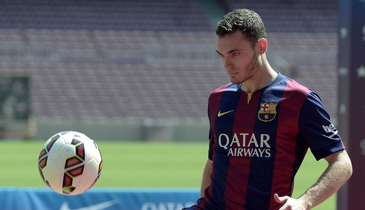 Thomas Vermaelen. Bek tengah Belgia yang kini berusia 36 tahun dan telah pensiun pada Januari 2022 bersama Vissel Kobe ini tercaatat pernah 4 musim membela Barcelona mulai 2014/2015 hingga 2018/2019 usai didatangkan dari Arsenal dengan nilai transfer 19 juta euro. Selama membela Barcelona, ia gagal memnmbus skuat utama dan sempat dipinjamkan selama 1 musim pada 2016/2017 ke AS Roma. Pada awal musim 2019/2020 ia dilepas gratis ke Vissel Kobe dan hanya tampil dalam 52 laga di semua ajang bareng Barcelona dengan torehan 1 gol dan 1 assist. (AFP/Josep Lago)