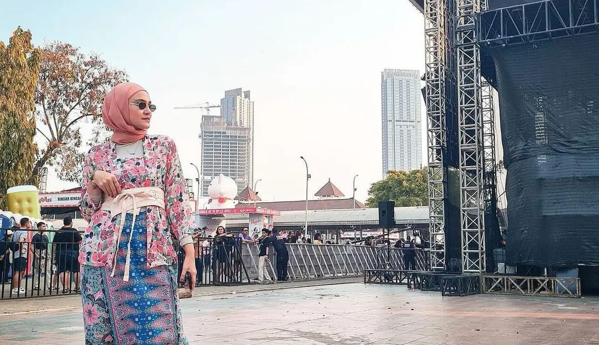 Di sini, Zee Zee Shahab memadukan kebaya klasik bercorak floral bernuansa merah muda dengan kain batik biru muda yang serasi. [Foto: Instagram/zeezeeshahab]