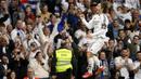 Pemain Real Madrid, Luka Modric melakukan selebrasi setelah mencetak gol ke gawang Girona dalam laga lanjutan Liga Spanyol 2024/2025 di Stadion Santiago Bernabeu, Madrid, Minggu (24/02/2025) waktu setempat. (AFP/Pierre-Philippe Marcou)