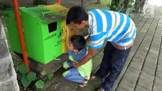 Satya Ramadhan ngamuk kemudian kabur dari lokasi sunatan massal yang di gelar Kodim 0805, Ngawi. Bocah ini berontak tak mau kembali ke lokasi sunatan.