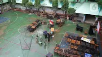 Guru dan murid SMA Negeri 8 Jakarta membersihkan sekolah pascabanjir di Bukit Duri, Tebet, Sabtu (4/1/2020). Data Kemendikbud menyebutkan per 3 Januari 2020 terdapat 290 sekolah terdampak banjir di wilayah DKI Jakarta. (Liputan6.com/Herman Zakharia)