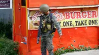 Tentara Filipina memberi intruksi kepada anak buahnya saat bertempur melawan militan maute di kota Marawi, Filipina Selatan (28/5). Sejumlah warga mengibarkan bendera putih agar mereka tidak diserang oleh pasukan pemerintah. (AP Photo/Bullit Marquez)