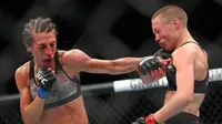 Joanna Jedrzejczyk (kiri) melayangkan pukulan tangan kiri ke wajah lawannya Rose Namajunas pada kejuaraan UFC 223 kelas strawweight di Barclays Center, New York, 7 April 2018. (Ed Mulholland/Getty Images/AFP)
