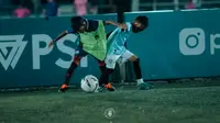 Selain memberikan beasiswa bagi anak didiknya yang berprestasi dan membuka peluang mereka bermain di luar negeri, RIFA pun menjalin kerjasama dengan pihak lain agar anak didik mereka punya lebih banyak pengalaman. (Dok. Royal Indonesia Football Academy)