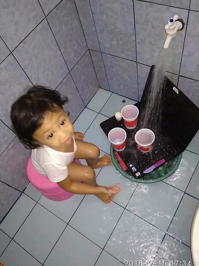 Bikin Gagal Paham, Ini Tingkah Nyeleneh Orang Saat Masuk ke Toilet