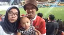 Seorang The Jakmania bernama Mustopha mengajak istri dan sang putri yang masih berusia delapan bulan untuk away days saat Persija Jakarta tandang ke Singapura pada laga AFC Cup. (Bola.com/Istimewa)