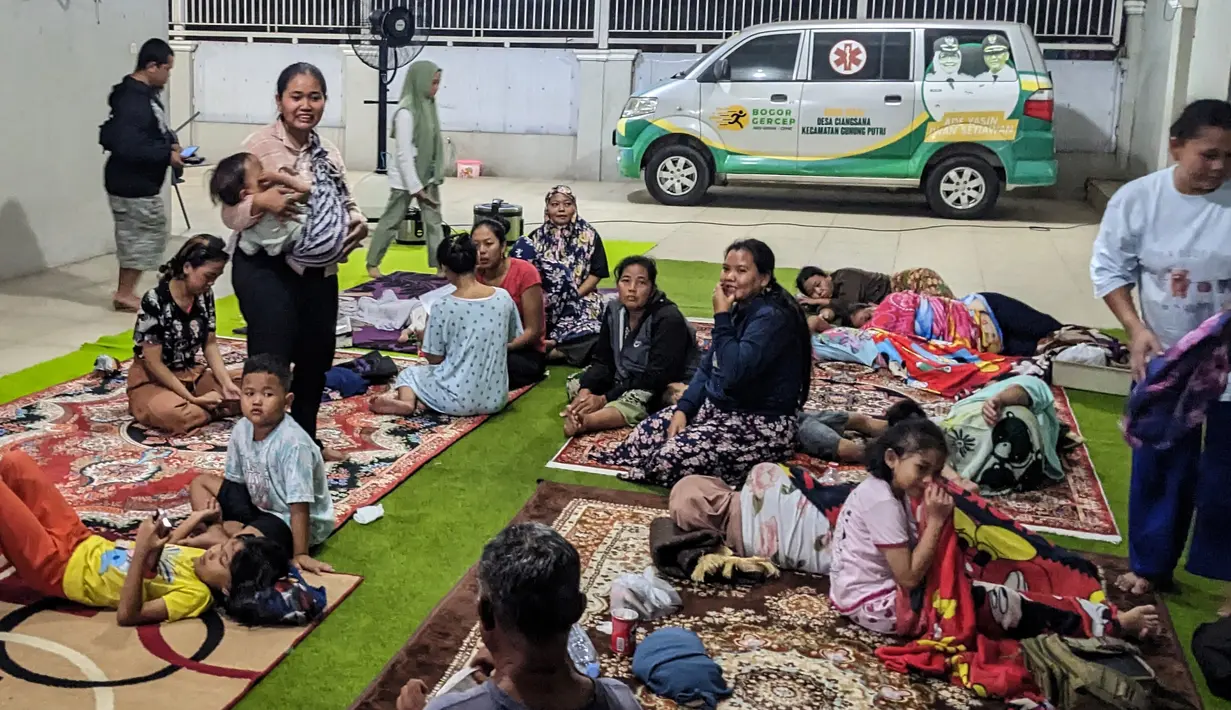 Orang-orang yang terkena dampak kebakaran berlindung di rumah seorang kepala desa di Bogor, Jawa Barat, pada tanggal 30 Maret 2024. (Mas Panc/AFP)