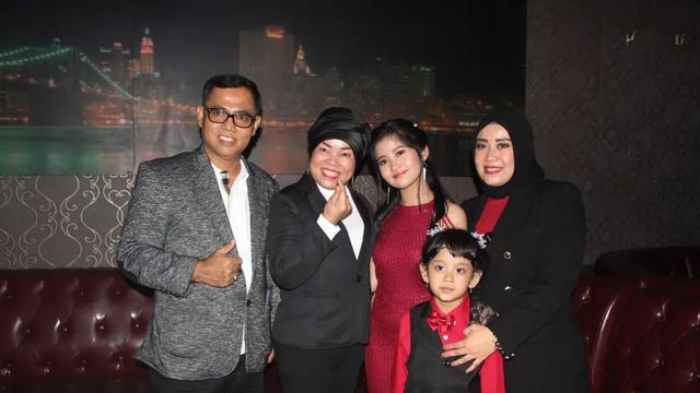 Haji Faisal hadir dalam Pesta Sweet 17 Chika putri Puput (Foto: Instagram @puput100ly)