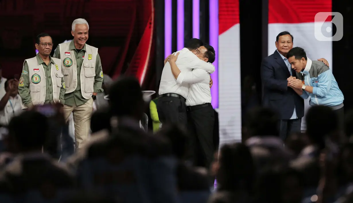 Ketiga Capres-Cawapres saling berpelukan usai pelaksanaan Debat Keempat Pilpres 2024 di Jakarta Convention Center (JCC), Jakarta, Minggu (21/1/2024). (Liputan6.com/Angga Yuniar)