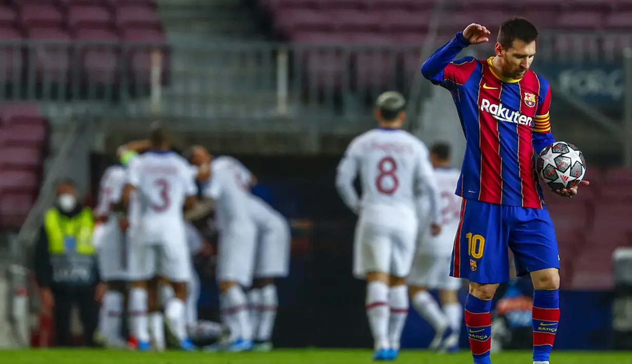 Reaksi pemain Barcelona Lionel Messi setelah pemain Paris Saint-Germain Kylian Mbappe mencetak gol pada leg pertama babak 16 besar Liga Champions di Camp Nou, Barcelona, Spanyol, Selasa (16/2/2021). PSG menang 4-1. (AP Photo/Joan Monfort)