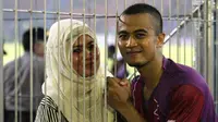 Striker Persik Kediri, Wimba Sutan bersama sang istri, Herlina Wahyu di Stadion Brawijaya, Kediri, Sabtu (14/5/2016). (Bola.com/Robby Firly)