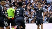 Bek Real Madrid,&nbsp;Dean Huijsen (kanan), diganjar kartu merah saat timnya menang 2-1 atas Real Sociedad pada laga pekan keempat La Liga di&nbsp;Estadio Municipal de Anoeta, Sabtu (13/9/2025) malam WIB. (AFP/ANDER GILLENEA)