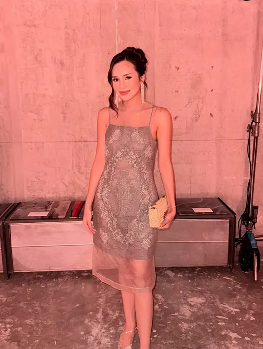 <p>Beby Tsabina mengenakan midi dress warna silver embroidery dengan model spaghetti strap. Dipadukan stiletto heels dan membawa mini bag. Anting model panjang curi perhatian. [@bebytsabina]</p>