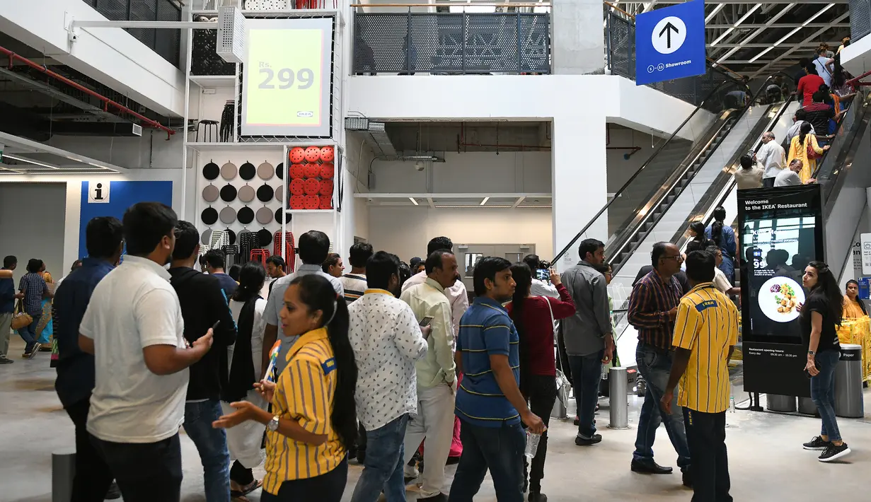 Pengunjung memadati IKEA saat membuka toko pertamanya di Hyderabad, India, Kamis (9/8). Lebih dari 200 pembeli membentuk antrean dan menunjukkan antusiasme mereka dengan dibukanya furnitur asal Swedia tersebut untuk pertama kali. (NOAH SEELAM / AFP)