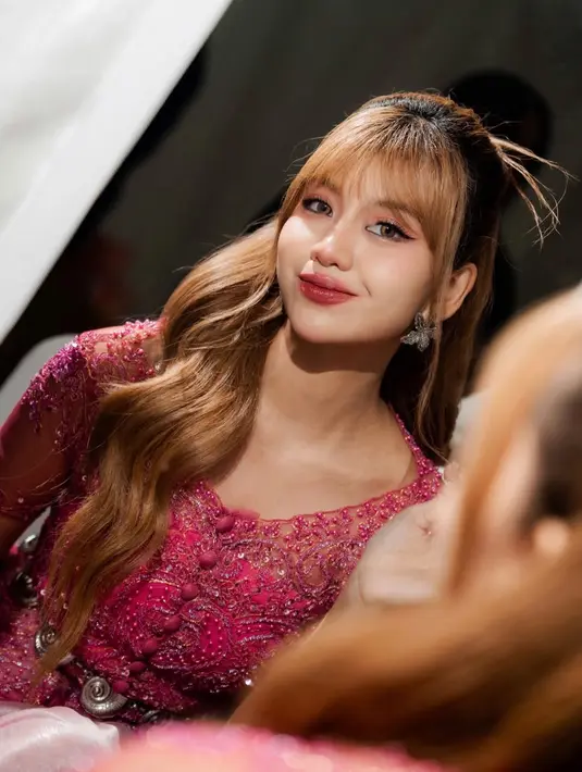 Melengkapi tampilannya dengan anting-anting model bunga silver. Ia pun terlihat tanpa kalung agar kebayanya on point. [@gheaindrawari]