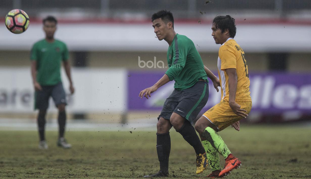 Gelandang Timnas Indonesia U-22, Hanif Sjahbandi, mengirim umpan pada laga uji coba melawan PS Badung di Stadion Kapten I Wayan Dipta, Bali, Senin (10/7/2017). Timnas U-22 menang 6-1 atas PS Badung. (Bola.com/Vitalis Yogi Trisna)