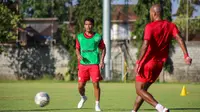 Gelandang anyar Bali United, Sandi Darma Sute, dalam sesi latihan perdana di Lapangan Gelora Trisakti Legian pada Kamis sore (5/1/2023). (Bola.com/Maheswara Putra)