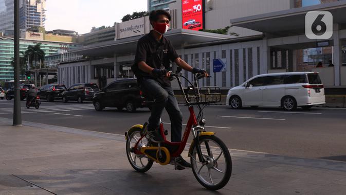 Petugas melakukan pengecekan sepeda untuk layanan bike sharing atau penyewaan sepeda di Kawasan Jakarta, Jumat (3/7/2020). Layanan bike sharing yang bertujuan untuk mengurangi penggunaan kendaraan bermotor ini terbagi dalam 6 titik lokasi di Jakarta. (Liputan6.com/Angga Yuniar)