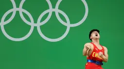 Ekspresi Lifter Tiongkok, Long Qingquan usai mengangkat beban pada cabang angkat besi putra selama Olimpiade Rio 2016, Minggu (7/8). Long memecahkan rekor dunia kelas 56 kg milik atlet Turki Halil Mutlu di Olimpiade Sydney 2000 lalu (REUTERS/Stoyan Nenov)
