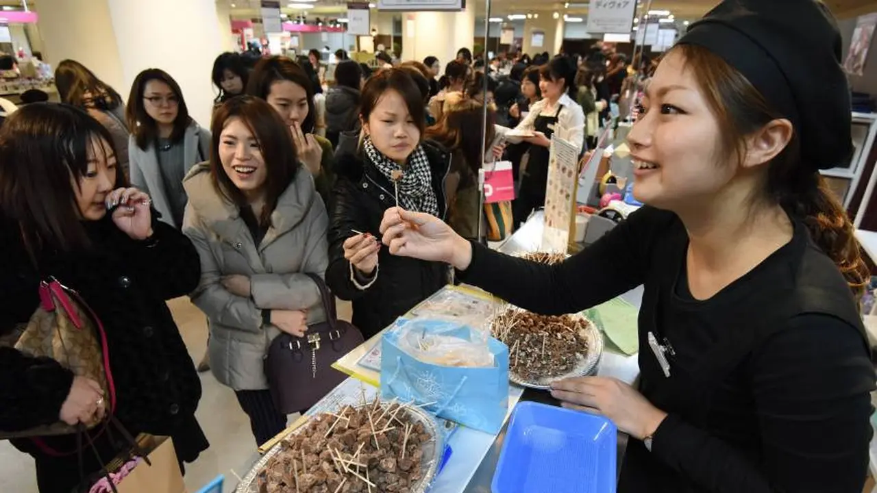 Ilustrasi perempuan Jepang membeli coklat di Hari Valentine (AFP Photo)