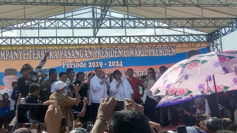 Siti  Nurbaya dan Syamsuar bernyanyi bersama Iis Dahlia dalam kampanye terbuka Jokowi-Ma'ruf Amin di Siak.