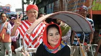 Kehadiran Kirun sontak membuat situasi pasar menjadi heboh. Figur ini telah dikenal luas oleh masyarakat Jawa Timur sebagai penggiat kesenian tradisional Jawa, campursari, dan pelawak.