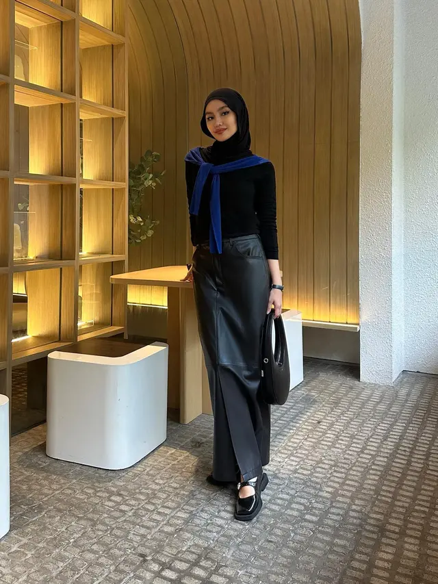 7. Elegan dengan Paduan Hitam dan Biru Navy