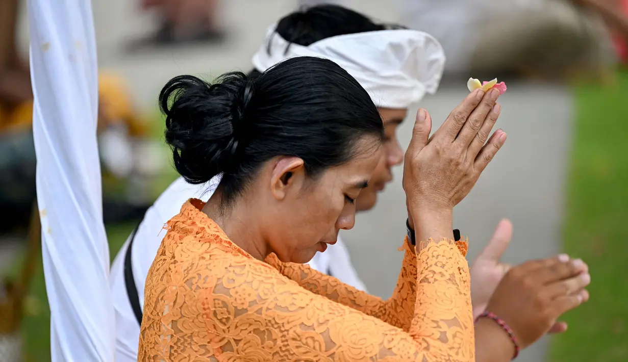 Hari Raya Galungan diperingati dengan melakukan persembahan pada Sang Hyang Widhi dan Dewa Bhatara sebagai bentuk ungkapan syukur. (SONNY TUMBELAKA/AFP)