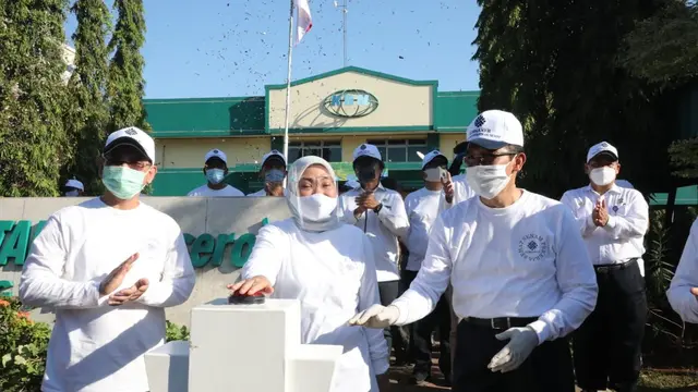Menteri Ketenagakerjaan, Ida Fauziyah, secara resmi meluncurkan Senam Pekerja Sehat di Kawasan Berikat Nusantara (KBN) Marunda, Jakarta Utara, Selasa (25/8/2020). (Dok Kemnaker)