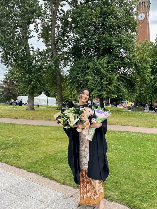 Alifiya Arkana, putri sulung Dede Yusuf juga baru saja wisuda dari University of Birmingham, Inggris. Di balik toganya, ia mengenakan kebaya brokat krem dan kain batik nuansa emas. [Instagram].