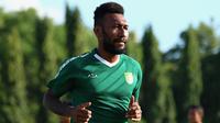 Pemain baru Persebaya Surabaya. Patrich Wanggai, berlari ringan saat latihan di Lapangan Yogyakarta Independent School, Sleman, Kamis (23/1). Latihan ini persiapan jelang Liga 1 Indonesia 2020. (Bola.com/Aditya Wany)