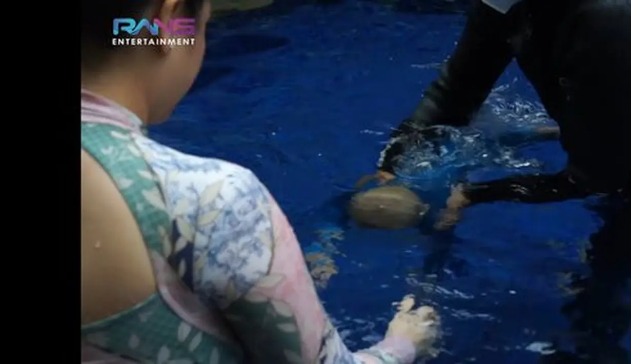 Nggak ketinggalan Rayyanza coba untuk menyelam. Kira-kira kalau udah jago renang, Cipung mau nyoba nyelam di lautan nggak ya? (Youtube.com/Rans Entertainment)