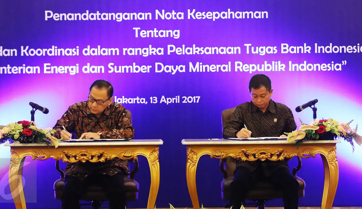 Agus Martowardojo dan Ignasius Jonan saat menandatangani perjanjian kerjasama di Jakarta, Kamis (13/4). Kerja sama juga untuk penerapan Gerakan Nasional Non Tunai (GNNT) untuk layanan keuangan di lingkup Kementerian ESDM. (Liputan6.com/Angga Yuniar)