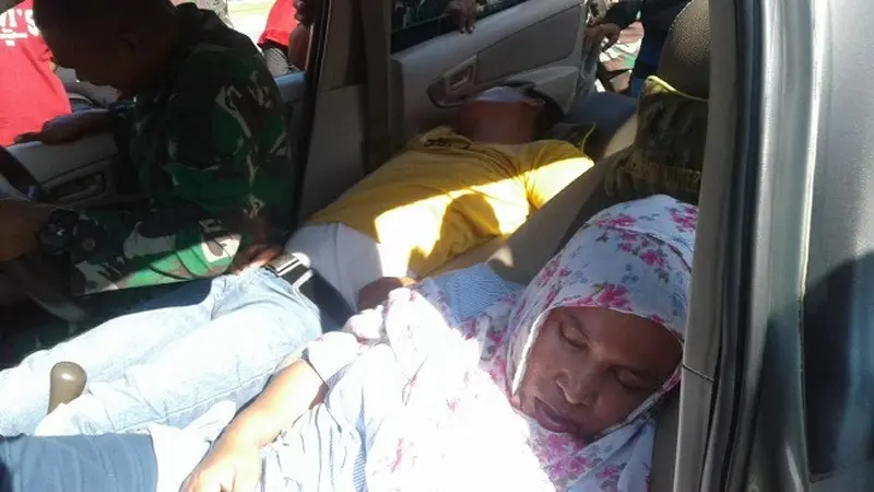 Warga Pekanbaru tak sadarkan diri karena keracunan gas emisi dalam mobil.