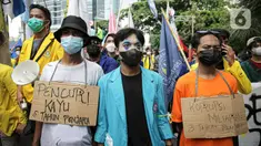 Mahasiswa yang tergabung dalam Aliansi BEM Seluruh Indonesia (BEM SI) menggelar aksi di sekitar Gedung Merah Putih KPK, Jakarta, Senin (27/9/2021). Aksi yang diikuti ratusan mahasiswa tersebut menuntut pembatalan pemecatan 57 pegawai KPK pada 30 September mendatang. (Liputan6.com/Faizal Fanani)
