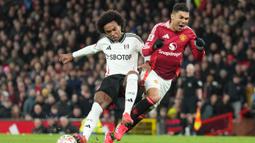 Manchester United harus mengakui keunggulan Fulham dengan skor 1-1 (3-4 adu penalti) dalam laga putaran kelima FA Cup 2024/2025 yang dihelat di Old Trafford, Minggu (2/3/2025) malam WIB. (AP Photo/Jon Super)