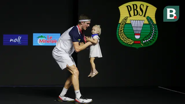 Foto: Potret Perayaan Gelar Juara Viktor Axelsen Bersama Anaknya di Indonesia Open 2022