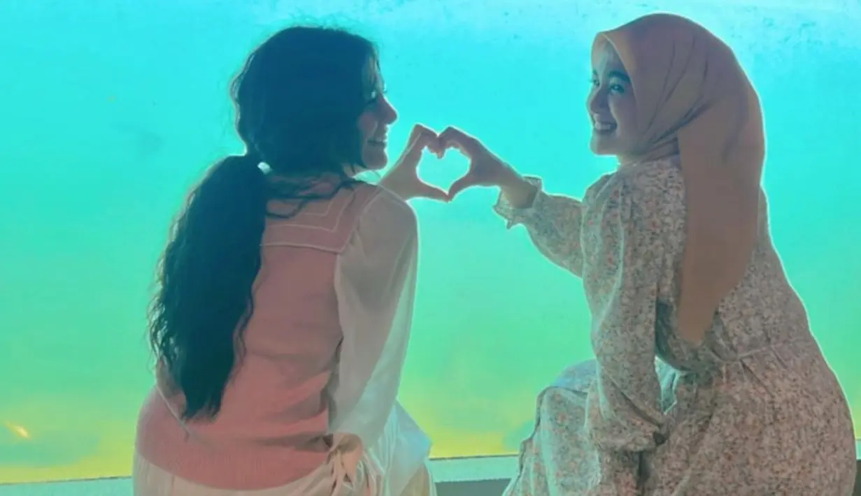Terpaut usia hanya 3 tahun, tak heran jika keduanya merasa klik satu sama lainnya meski baru pertama kali adu akting bareng. Tak hanya kompak saat syuting, keduanya juga sangat dekat ketika di balik layar Tajwid Cinta. Mengisi waktu kosong saat break syuting, kebersamaan keduanya curi perhatian. Saking dekatnya, momen manis Syifa dan Afifah ini bak saudara. (Liputan6.com/IG/@afifahifah23)