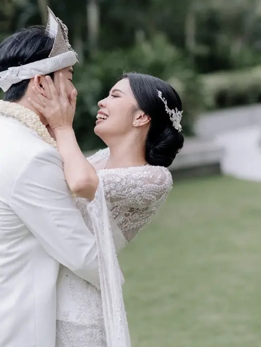 Untuk gaya rambut, Rachelly tampil simple dengan gaya sanggul modern dengan model belah tengah. Ditambah hiasan hair clip silver, cocok dengan kebaya putih panjang berpayet. [@bootesphotography]