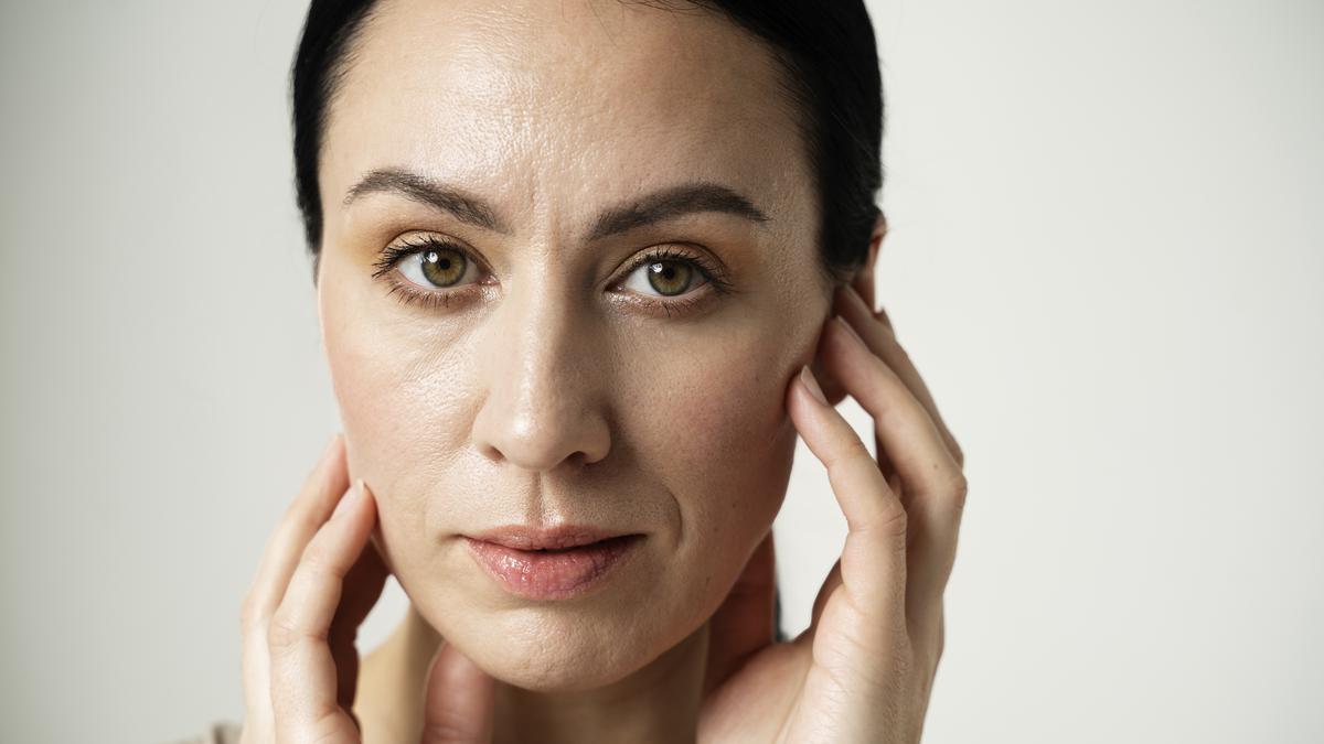 Tanda-Tanda Penuaan Dini yang Sering Diabaikan: Bukan Cuma Kerutan