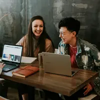 Melihat cara bersaing secara sehat di kantor agar hubungan dengan rekan kerja tetap berlangsung baik dan sehat (Foto: Brooke Cagle/Unsplash)