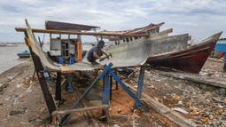 Selain pembuatan, nelayan di Kampung Nelayan Tanjung Pasir, Tangerang, Banten juga mampu merekondisi perahu. (merdeka.com/Arie Basuki)