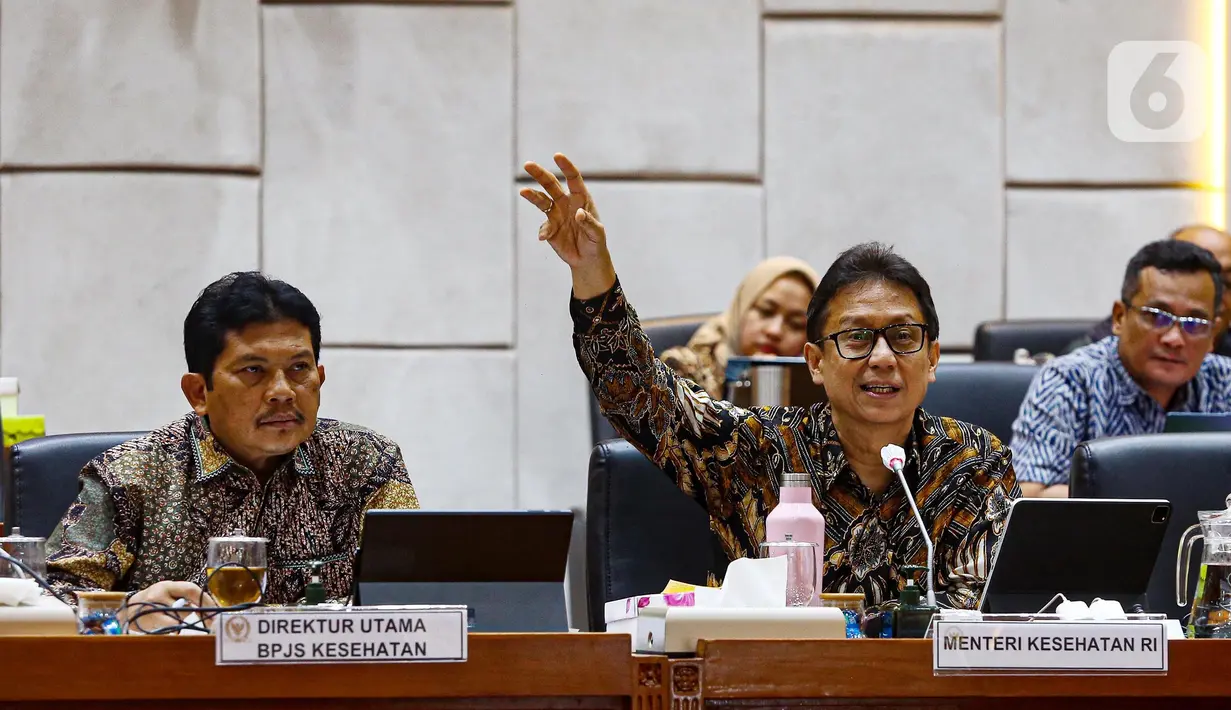 Menteri Kesehatan Budi Gunadi Sadikin (kanan) bersama Direktur Utama Badan Penyelenggara Jaminan Sosial (BPJS) Kesehatan Ali Ghufron Mukti saat mengikuti rapat kerja bersama Komisi IX Dewan Perwakilan Rakyat (DPR) RI di Kompleks Parlemen, Senayan, Jakarta, Selasa (11/2/2025). (Liputan6.com/Angga Yuniar)