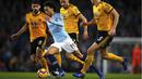 Gelandang Manchester City, Leroy Sane, berusaha melewati pemain Wolverhampton Wanderers pada laga Premier League di Stadion Etihad, Manchester, Senin (14/1). Manchester City menang 3-0 atas Wolverhampton Wanderers. (AP/Dave Thompson)